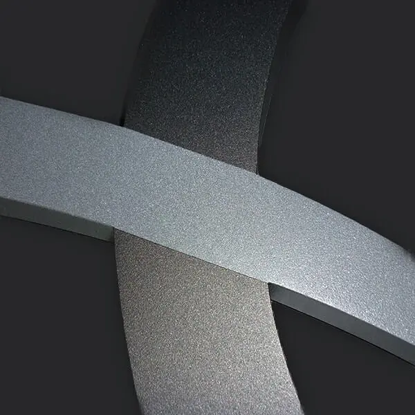 Logo alu relief coloris noir et gris métallisés sablé