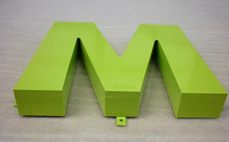 lettre boitier alu laquée coloris Pantone vert flashy