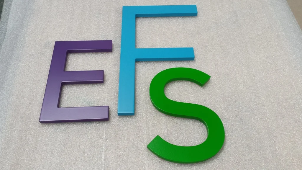3 lettres "EFS" pvc laquées en violet, bleu et vert