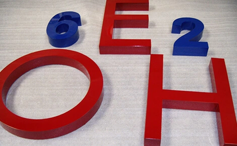 Lettres boitiers T.E.Z laquées coloris rouge et bleu