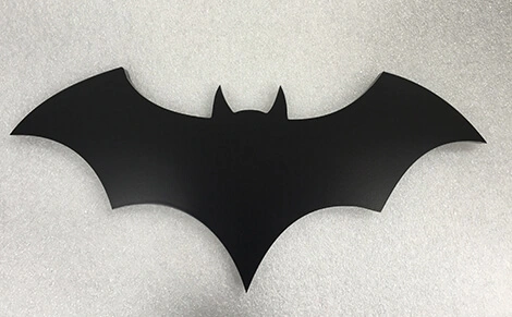 logo en forme de chauve-souris laqué en noir mat