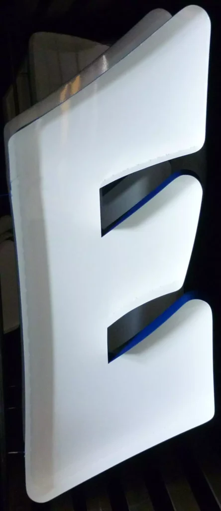 thermolaquage sur lettre éclairage indirecte extérieur bleu, intérieur blanc