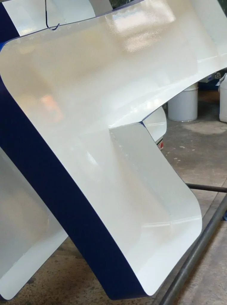 thermolaquage sur lettre éclairage indirecte extérieur bleu, intérieur blanc