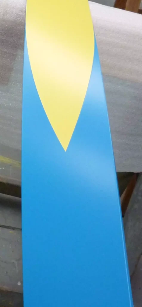 thermolaquage 2 couleurs, jaune et bleu sur pièce alu