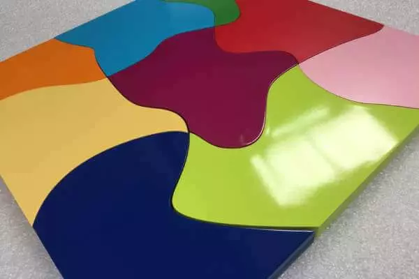 laquage polyuréthane sur pièces de puzzle en komacel de différentes couleurs pantone