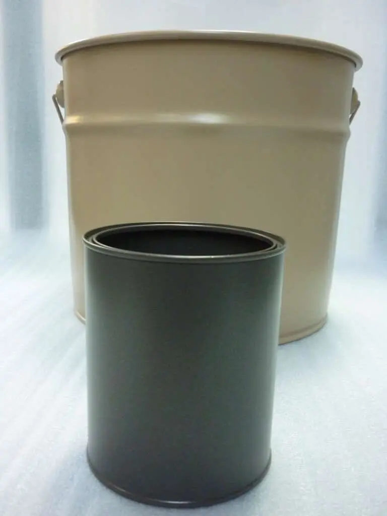 Bidons de peinture thermolaqués en beige et manganèse