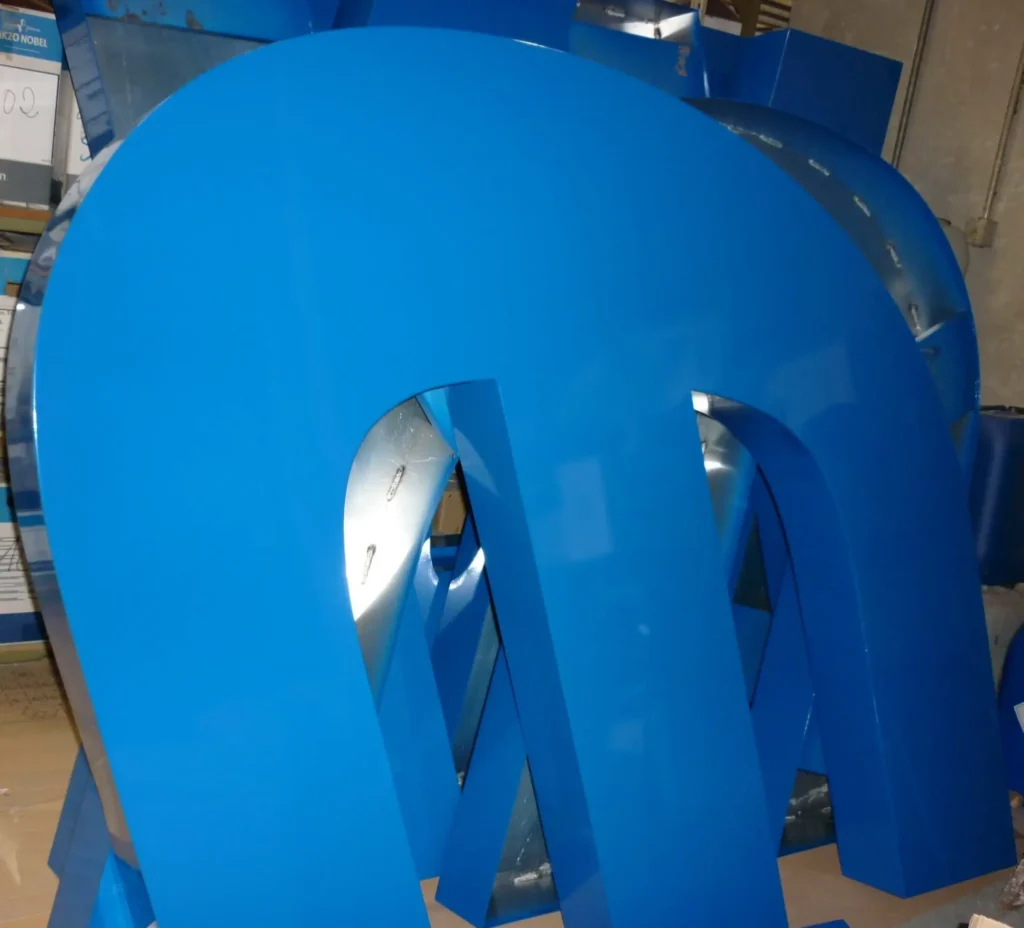 lettres boitiers de grande taille thermolaquées en RAL bleu