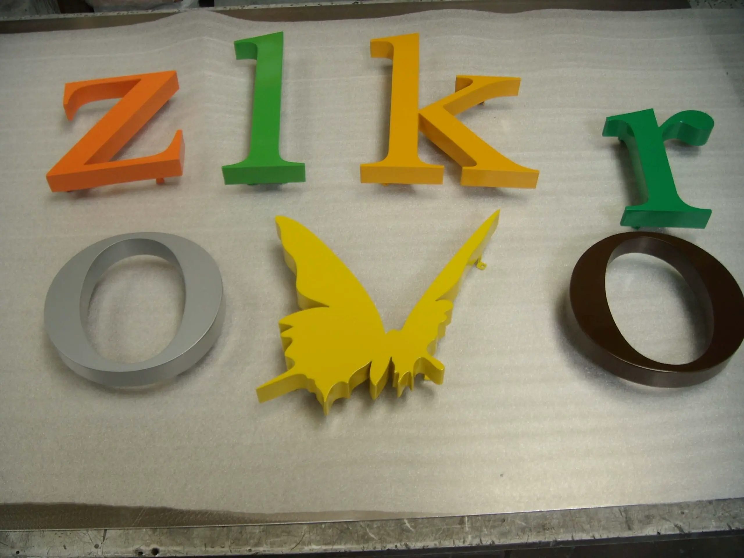 Lettres boitiers en aluminium thermolaquées en différentes teintes RAL, jaune, orange, vert et alu métallisé